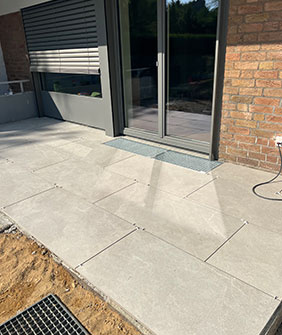 Neu verlegte Terrasse